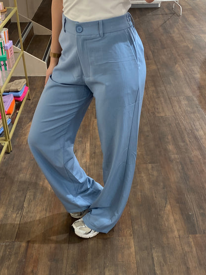 Pantalon met wijde pijpen en elegante fit.