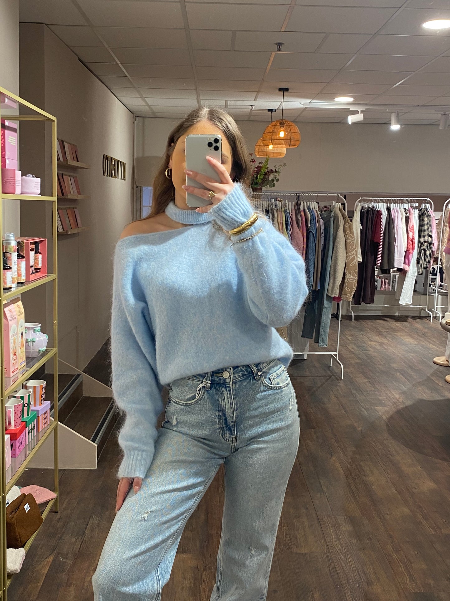 Comfortabele trui met off shoulder look.