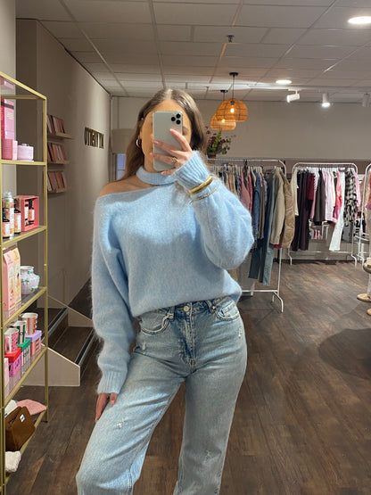 Comfortabele trui met off shoulder look.