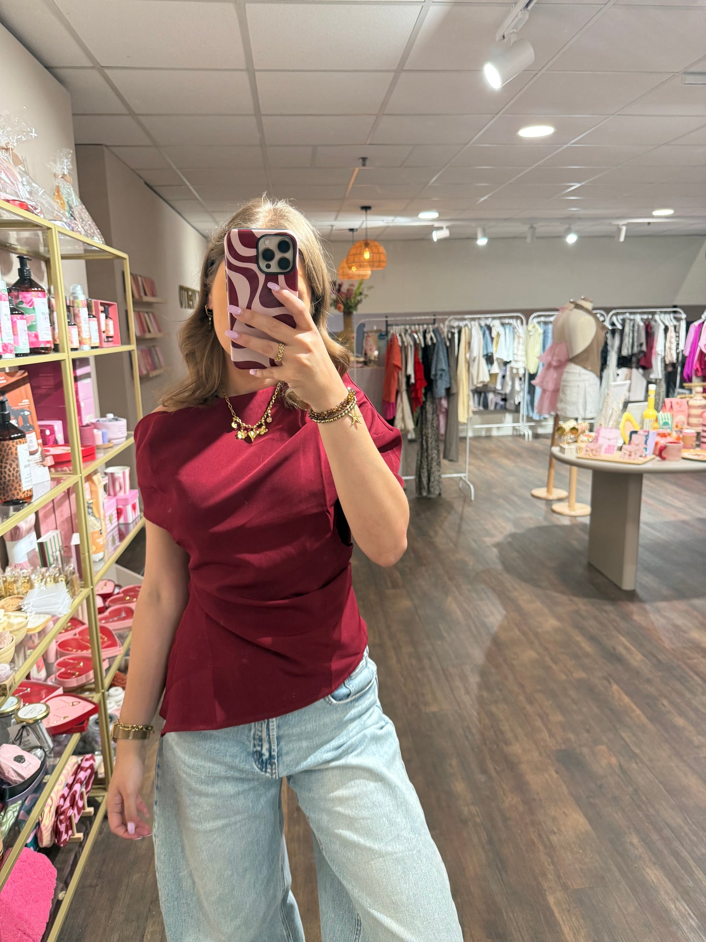 Getailleerde top met blote schouder 