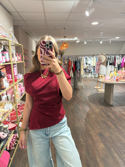 Getailleerde top met blote schouder 