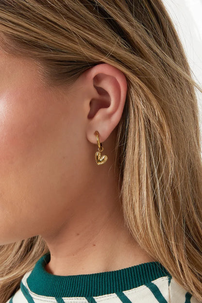 Oorringetjes met gedetailleerd hangend hartje oorbellen zilver