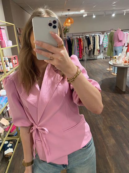 Blazer met korte mouwen en opvallende kleur.