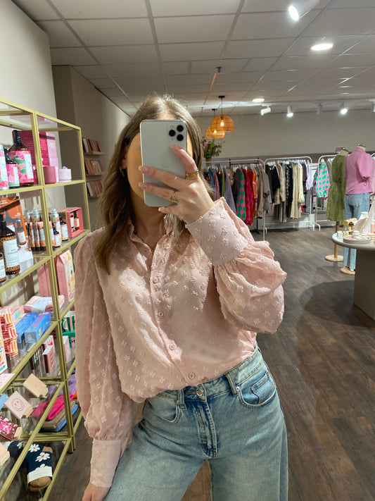 Oudroze blouse met sheer stof en structuur.