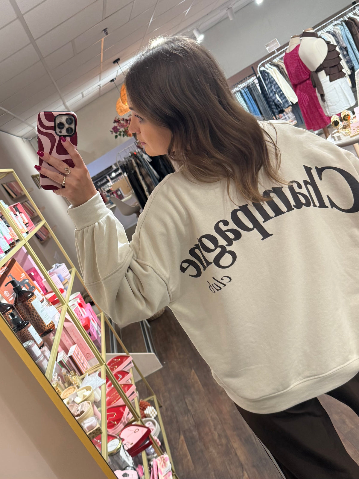 Zachte beige dames sweater met print op voor- en achterkant.  