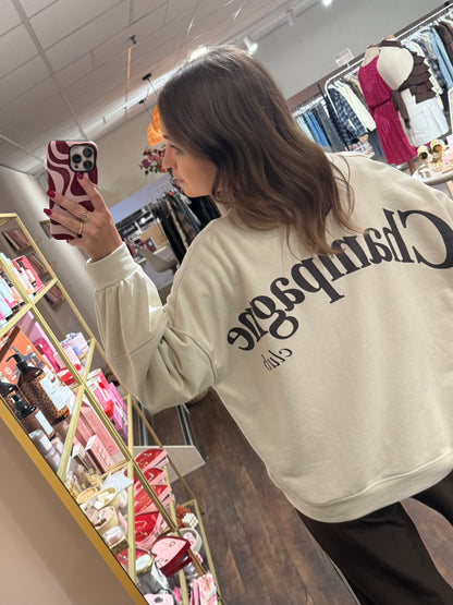 Zachte beige dames sweater met print op voor- en achterkant.  