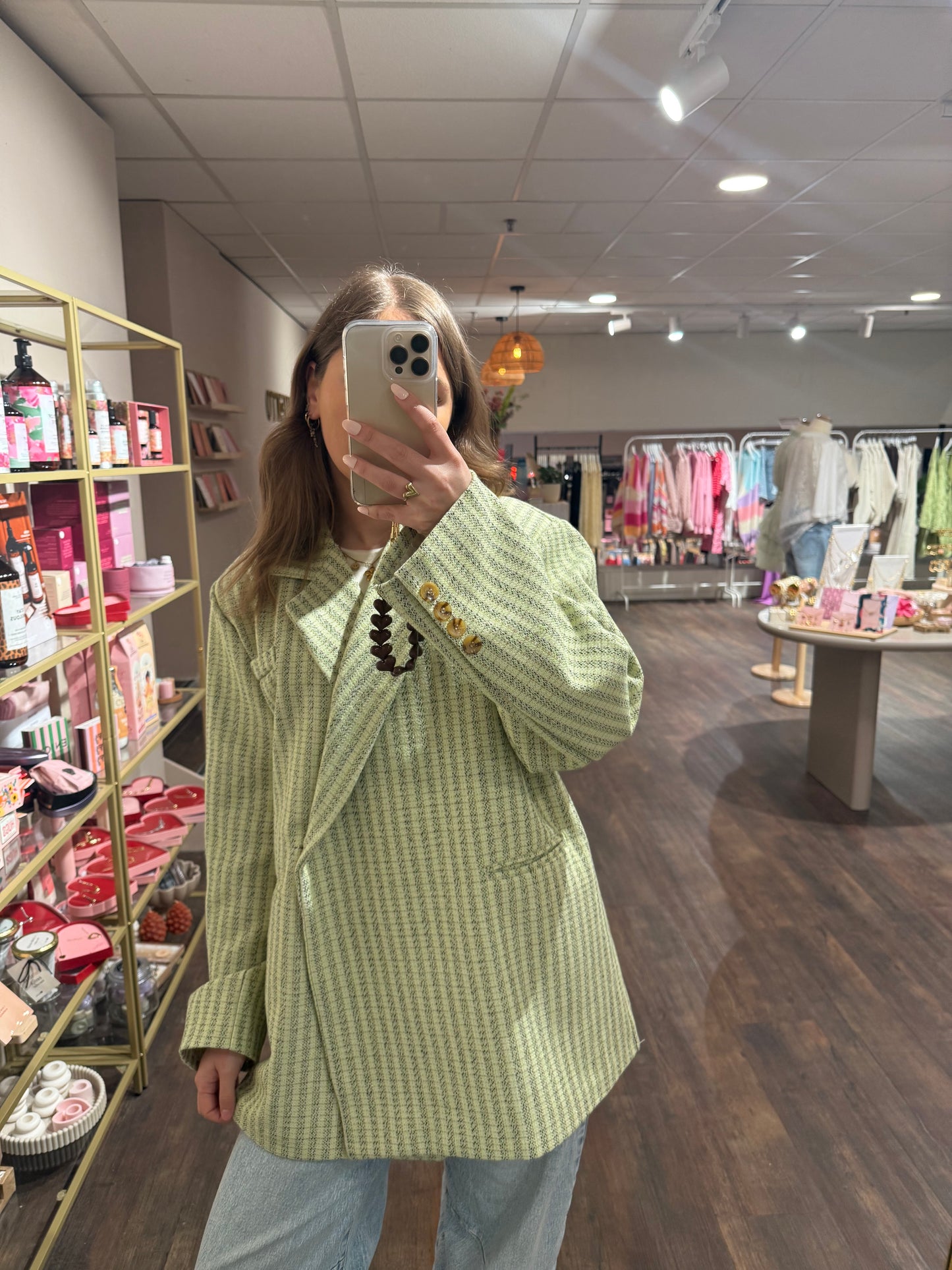 Oversized blazer met groene en crème strepen.