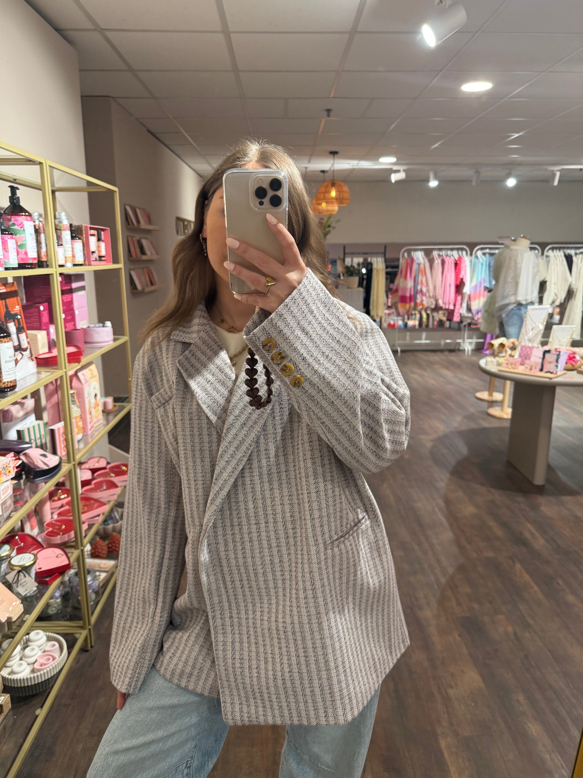 Oversized blazer met lila en crème strepen.