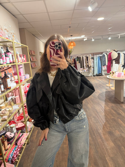 Zwart cropped leren jasje met oversized mouwen.  