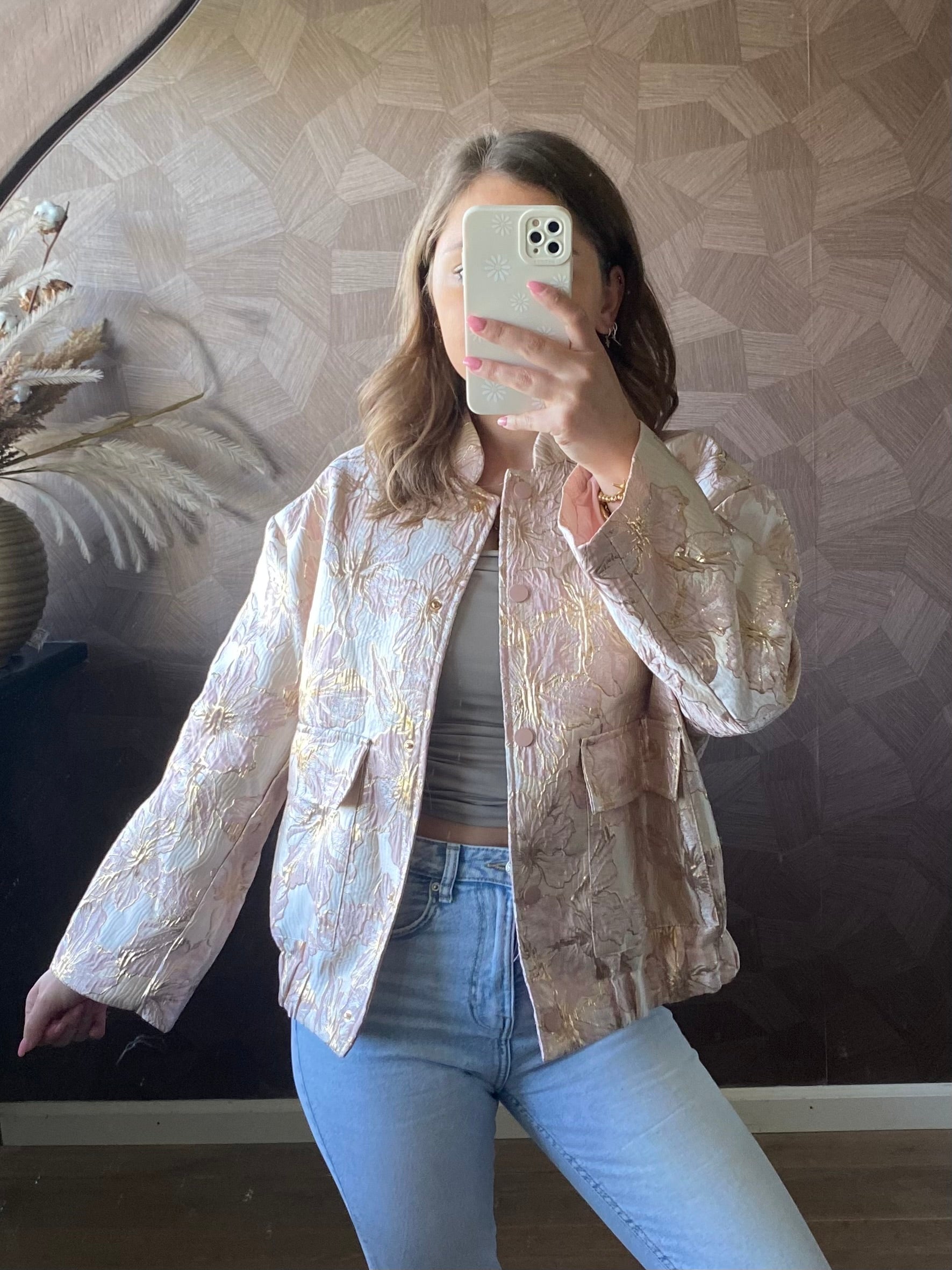 Roze bomberjack met gouden details – oversized fit met stijlvolle flair.