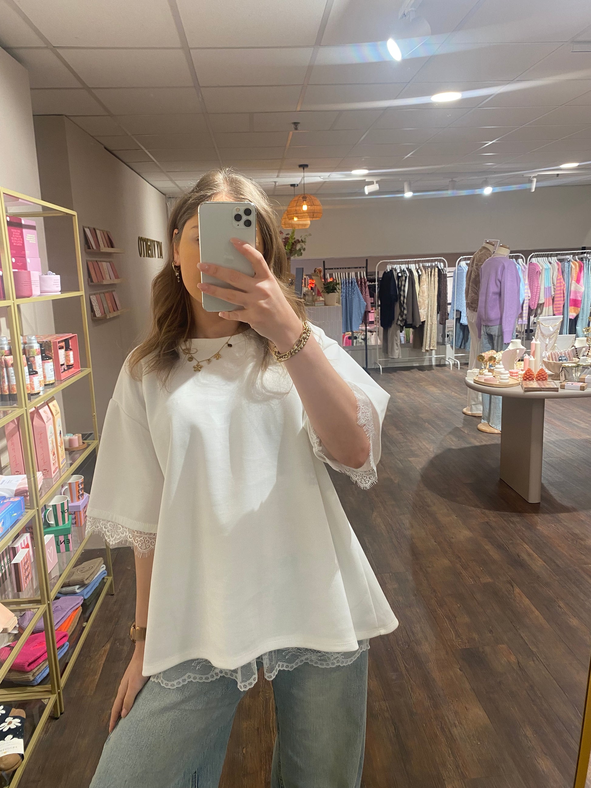 Oversized wit t-shirt met kant aan mouwen, onderkant en achterkant.