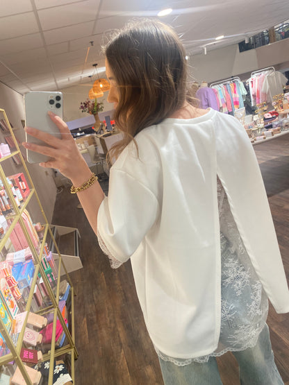 Oversized witte top met kanten afwerking
