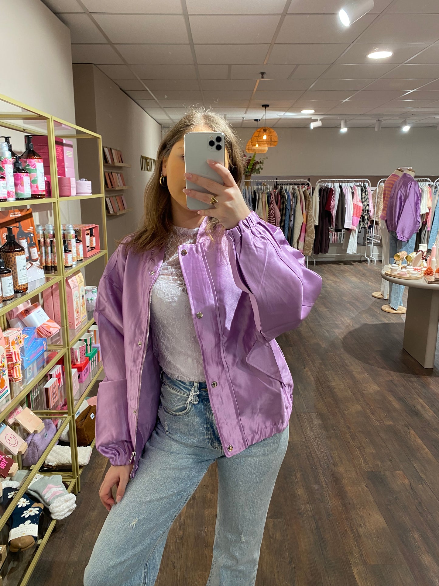 Paars satijnen look bomberjasje met oversized fit.