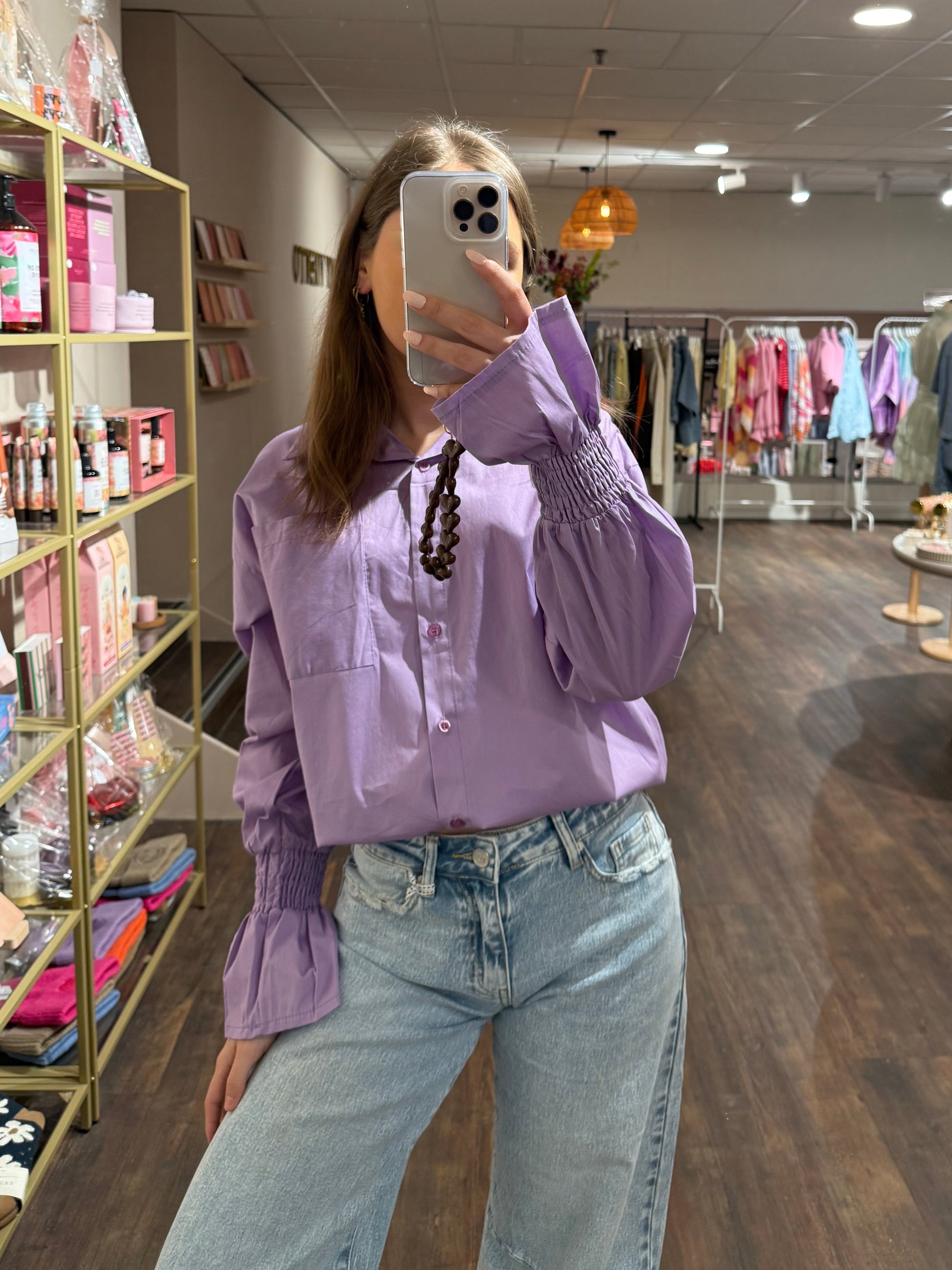 Paarse blouse met pofmouwen en borstzakje.