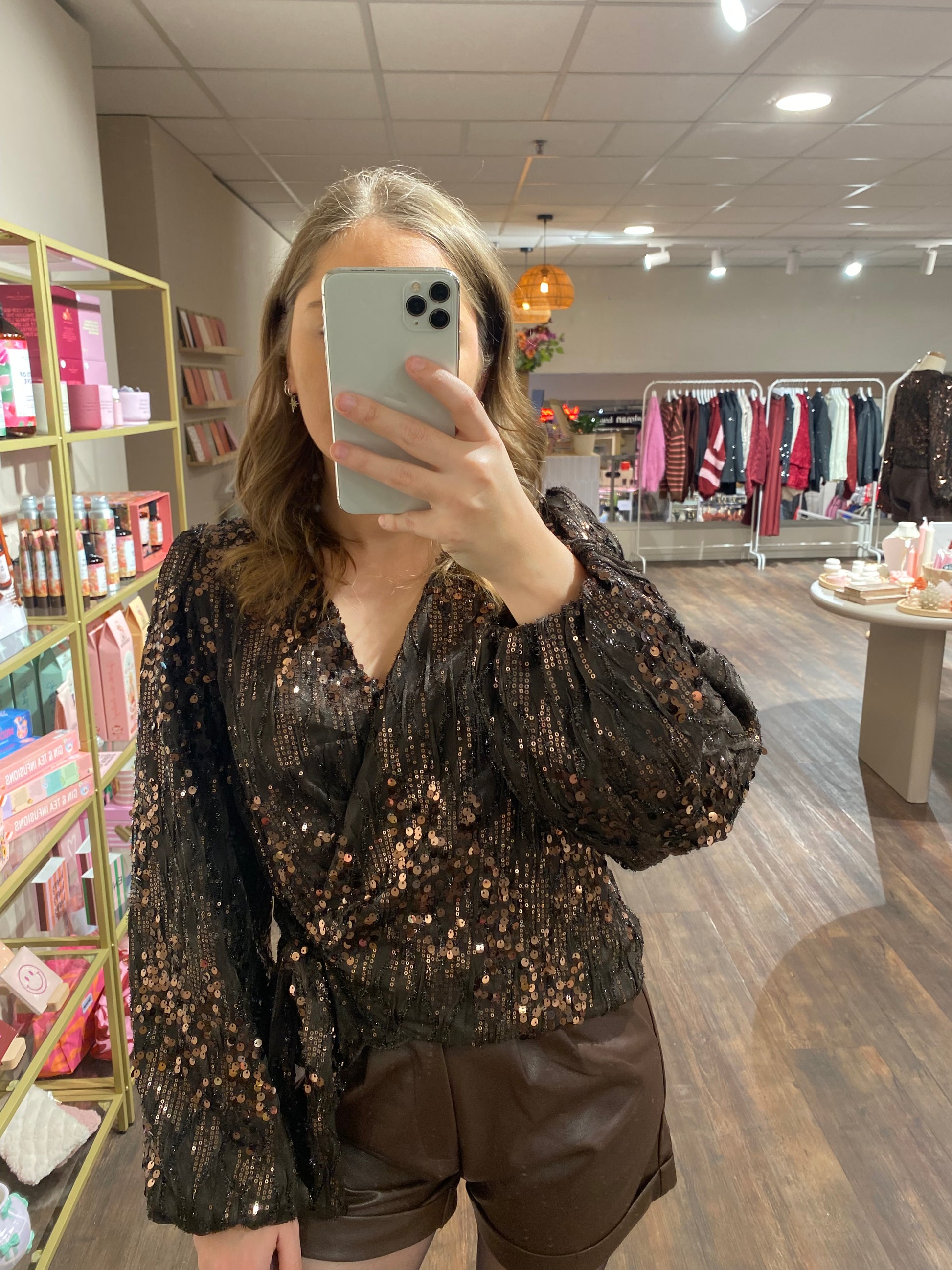 Dames top in bruin met pailletten en knoopdetail, perfect voor feestlooks.