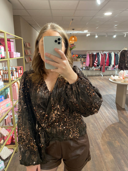 Dames top in bruin met pailletten en knoopdetail, perfect voor feestlooks.