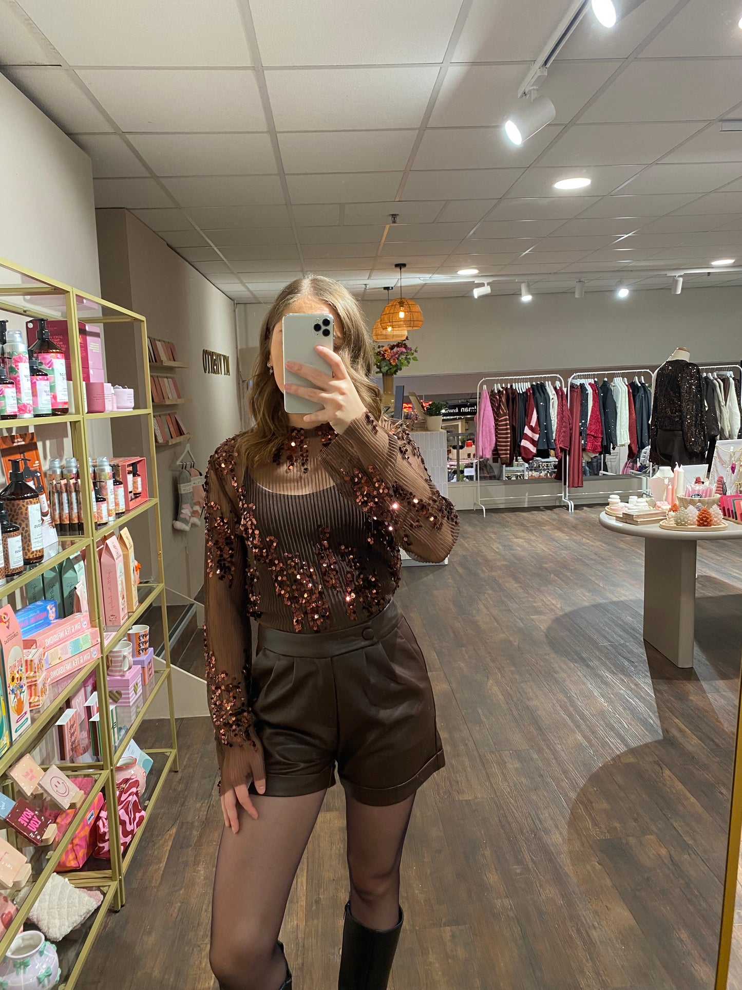 Dames top in bruine mesh met pailletten, perfect voor party outfits.