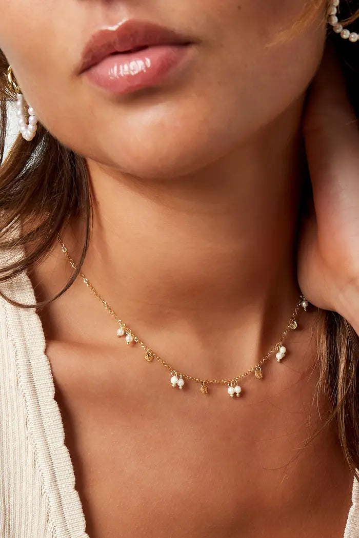 Parels en bedels ketting goud