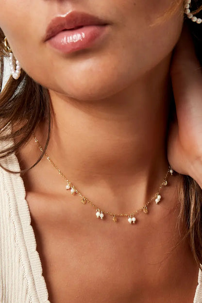 Parels en bedels ketting goud