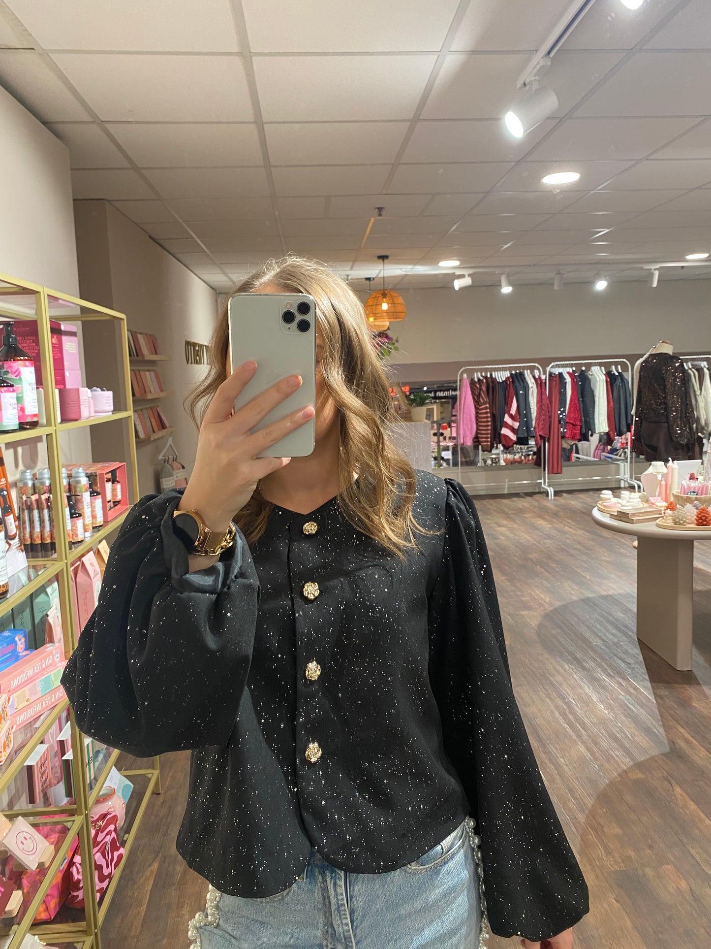 Dames glitter top met gouden knopen en elegante details, ideaal voor party outfits.