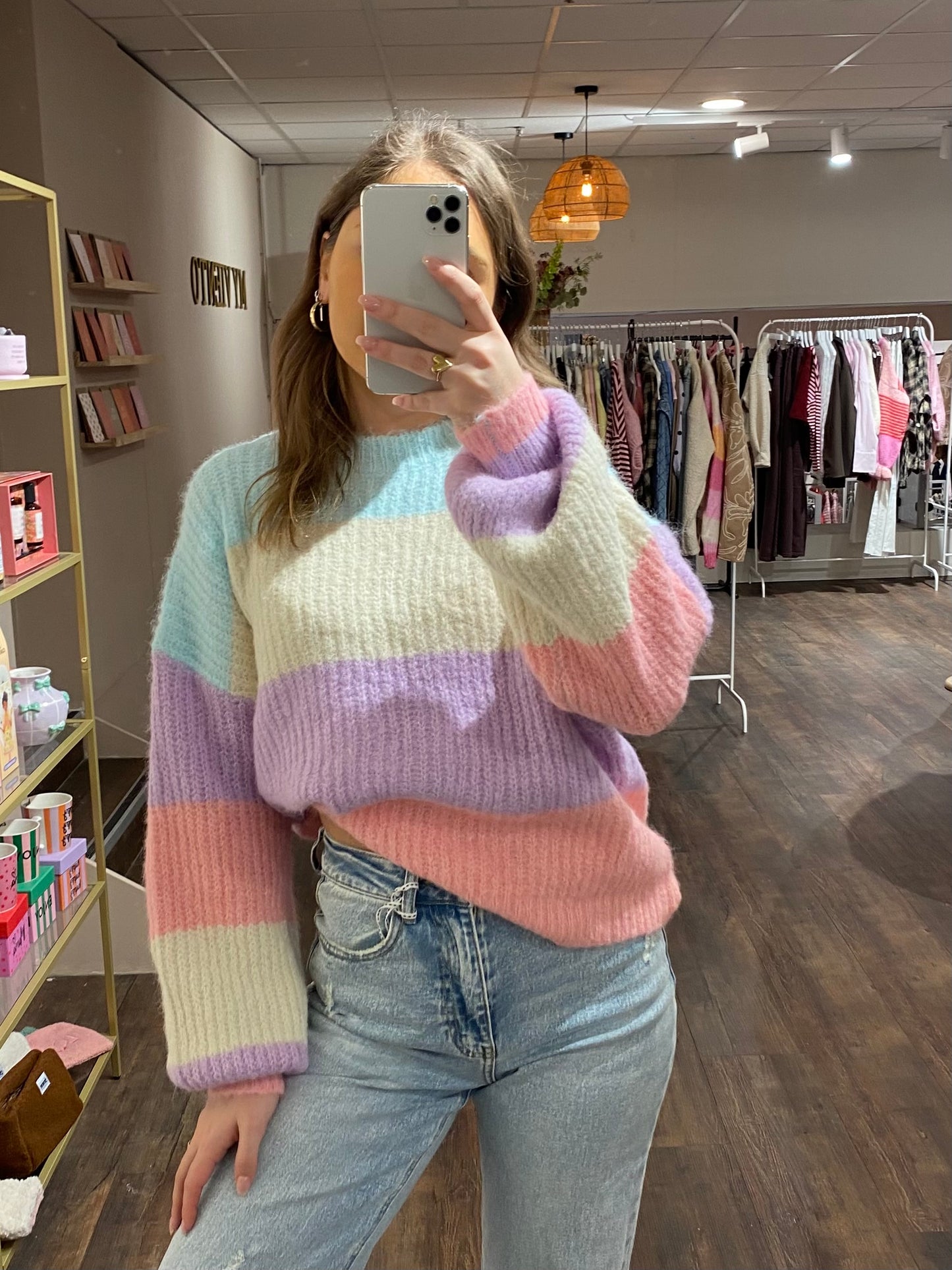 Pastel gebreide trui in vrolijke lentekleuren.