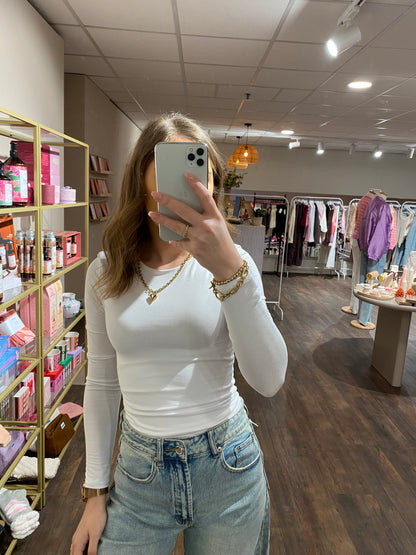 Aansluitende witte top met veel stretch en fijne pasvorm.