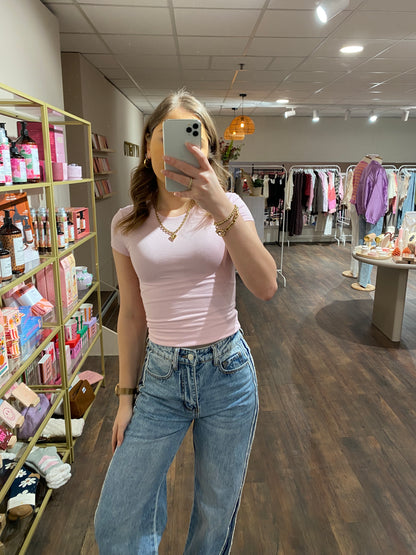 Aansluitende roze basic top met comfortabele stretch.