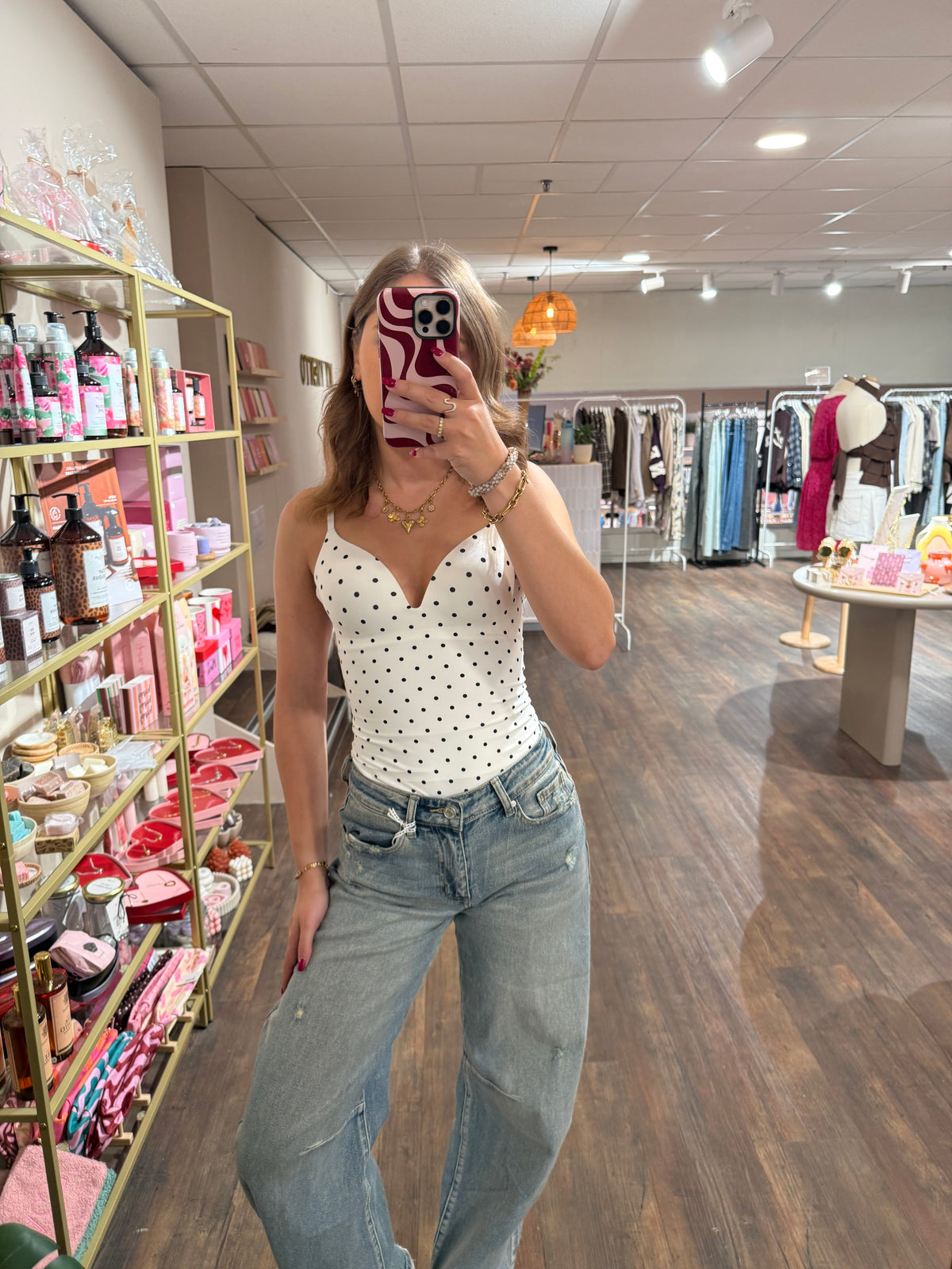 Shapewear body met polkadot print onder een blazer 