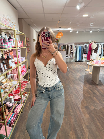 Shapewear body met polkadot print onder een blazer 