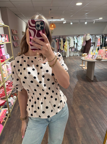 Getailleerde polkadot top met korte mouwen