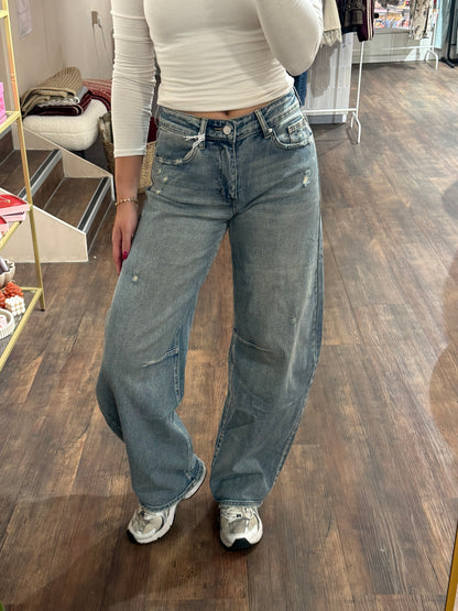 Midblauwe barrel jeans van Queen Hearts met destroyed details.  