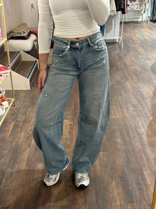 Midblauwe barrel jeans van Queen Hearts met destroyed details.  