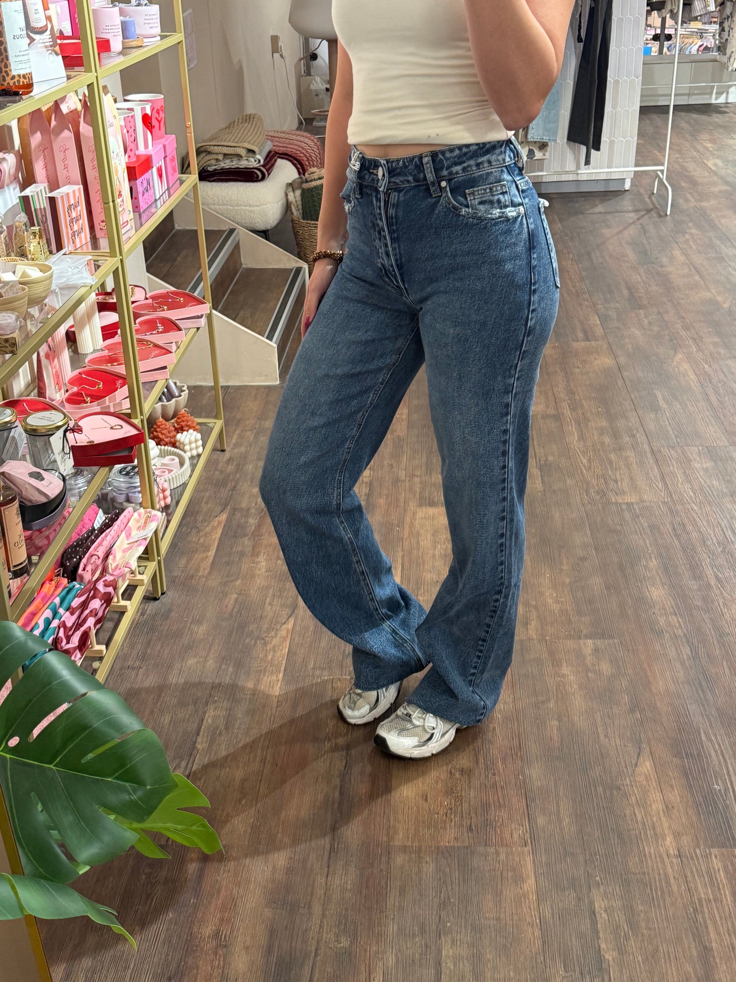 Extra lange donkerblauwe jeans met wide leg pasvorm.  