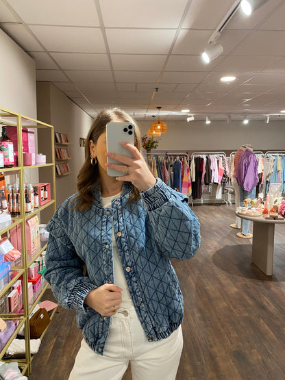 Quilted denim jasje met drukknopen en schouderdetail.
