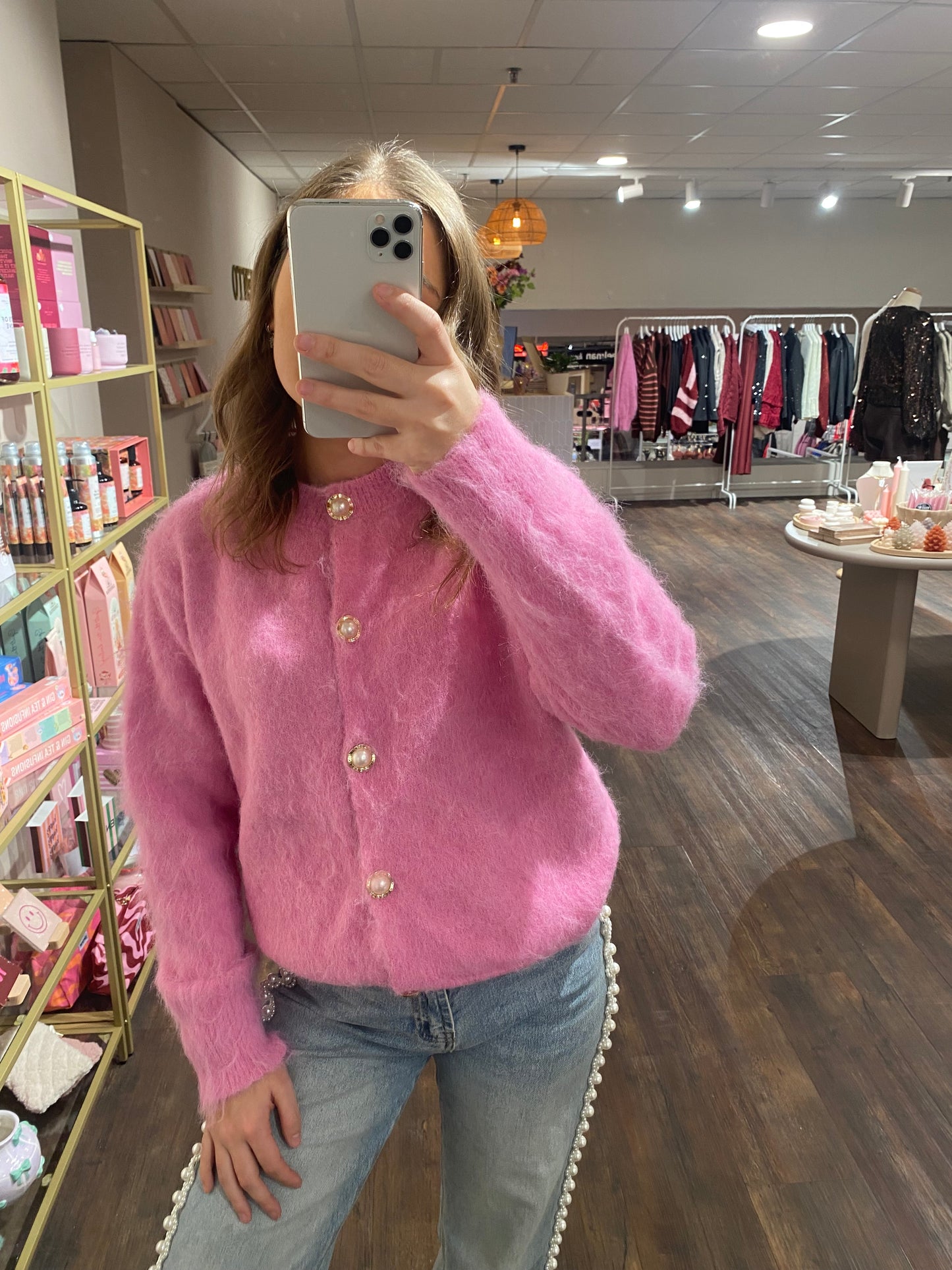 Zacht knit vest in roze tint met parel details.