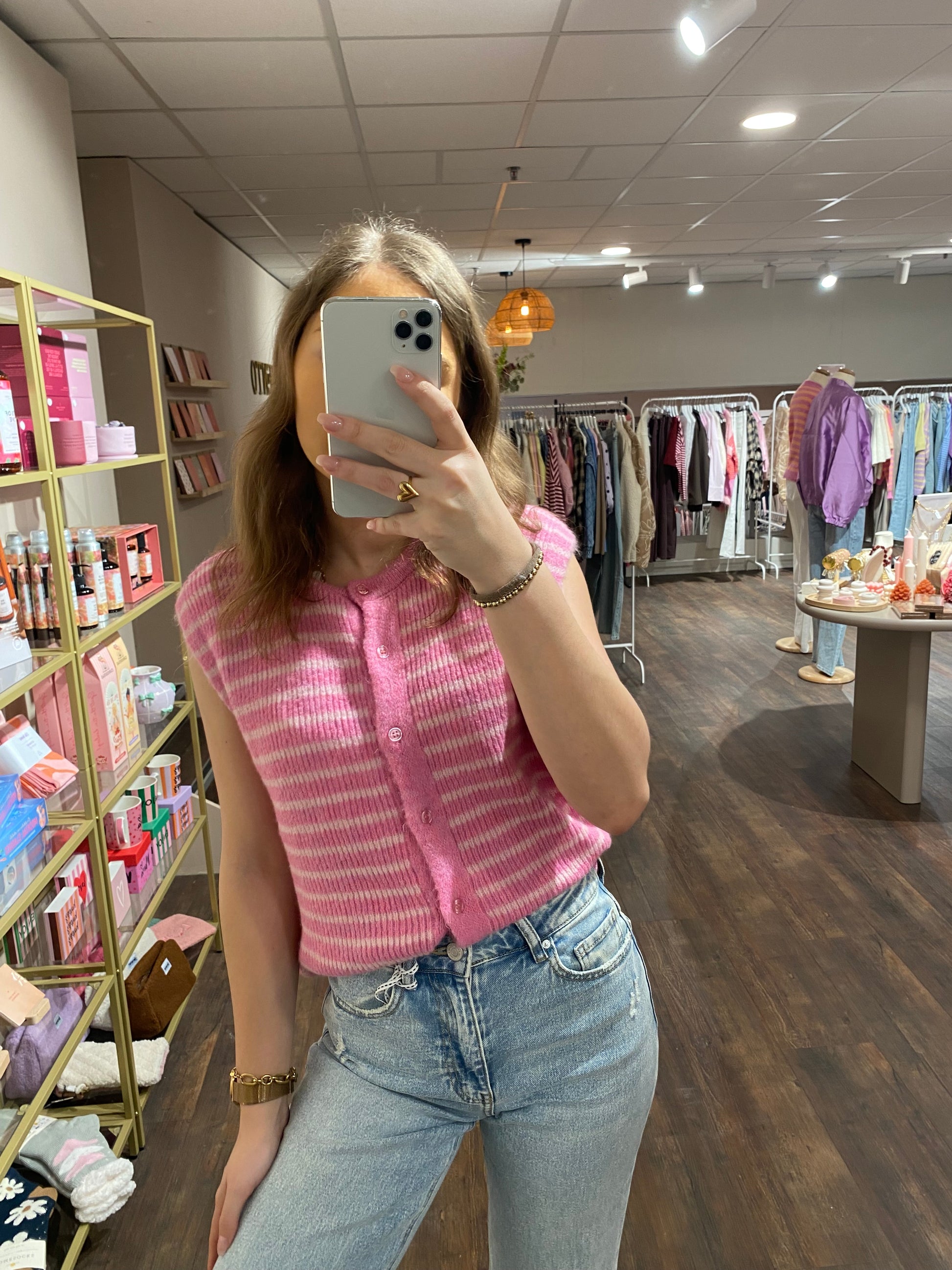 Roze gestreept gebreid gilet met knoopjes.