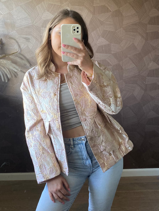 Roze jacquard bomber met bloemenprint en gouden details – elegant en opvallend.