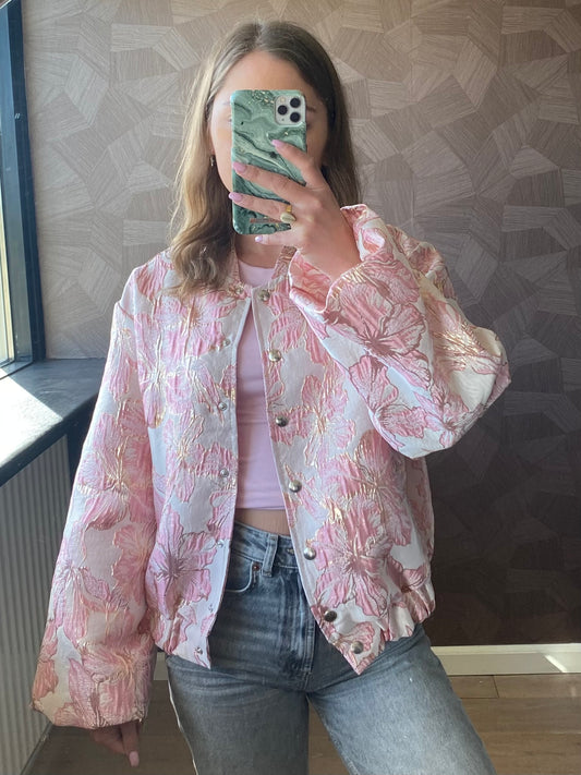 Roze jacquard bomber met bloemenprint en gouden details – elegant en opvallend.