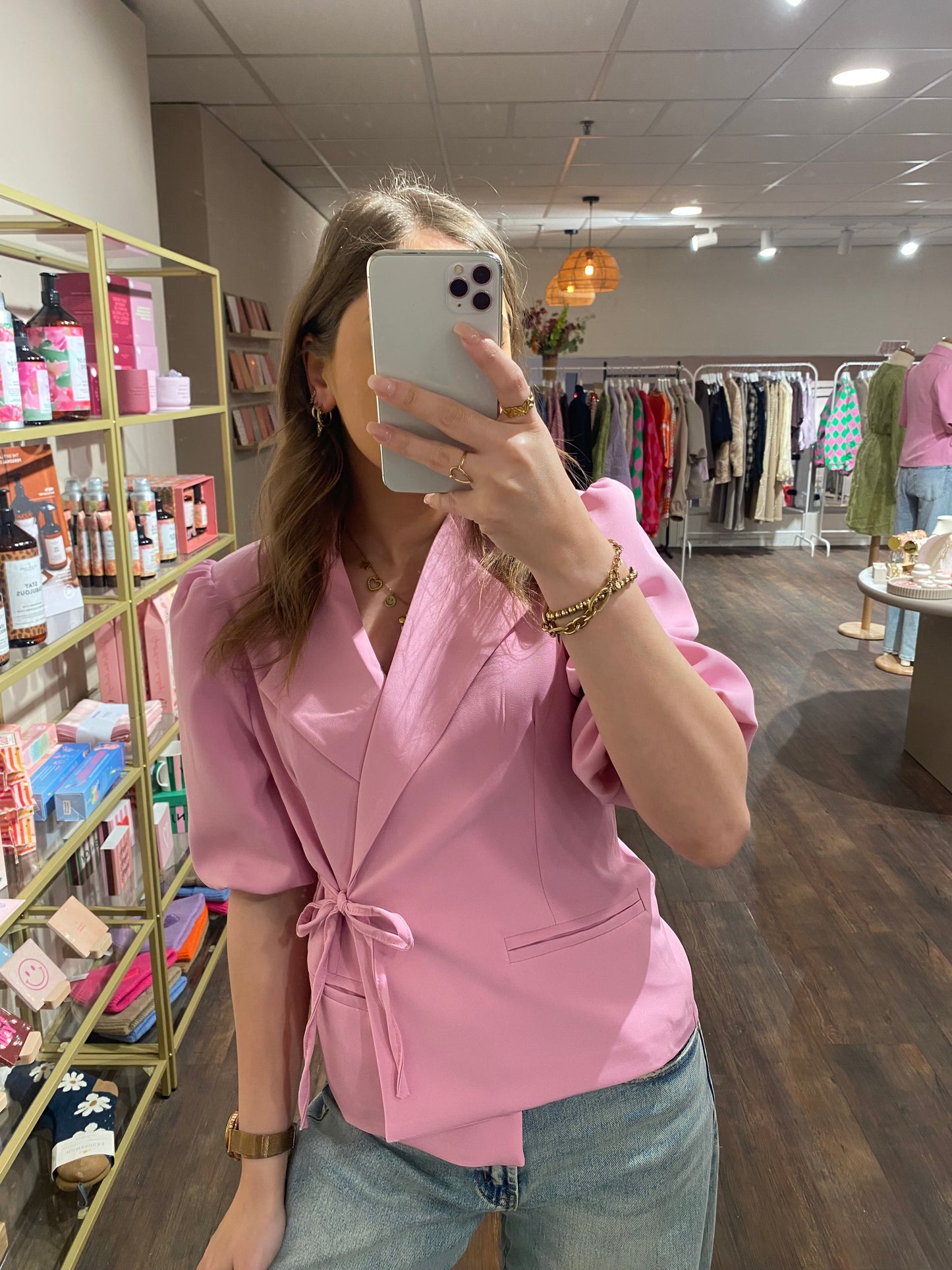 Roze wikkelblazer met strikdetail.