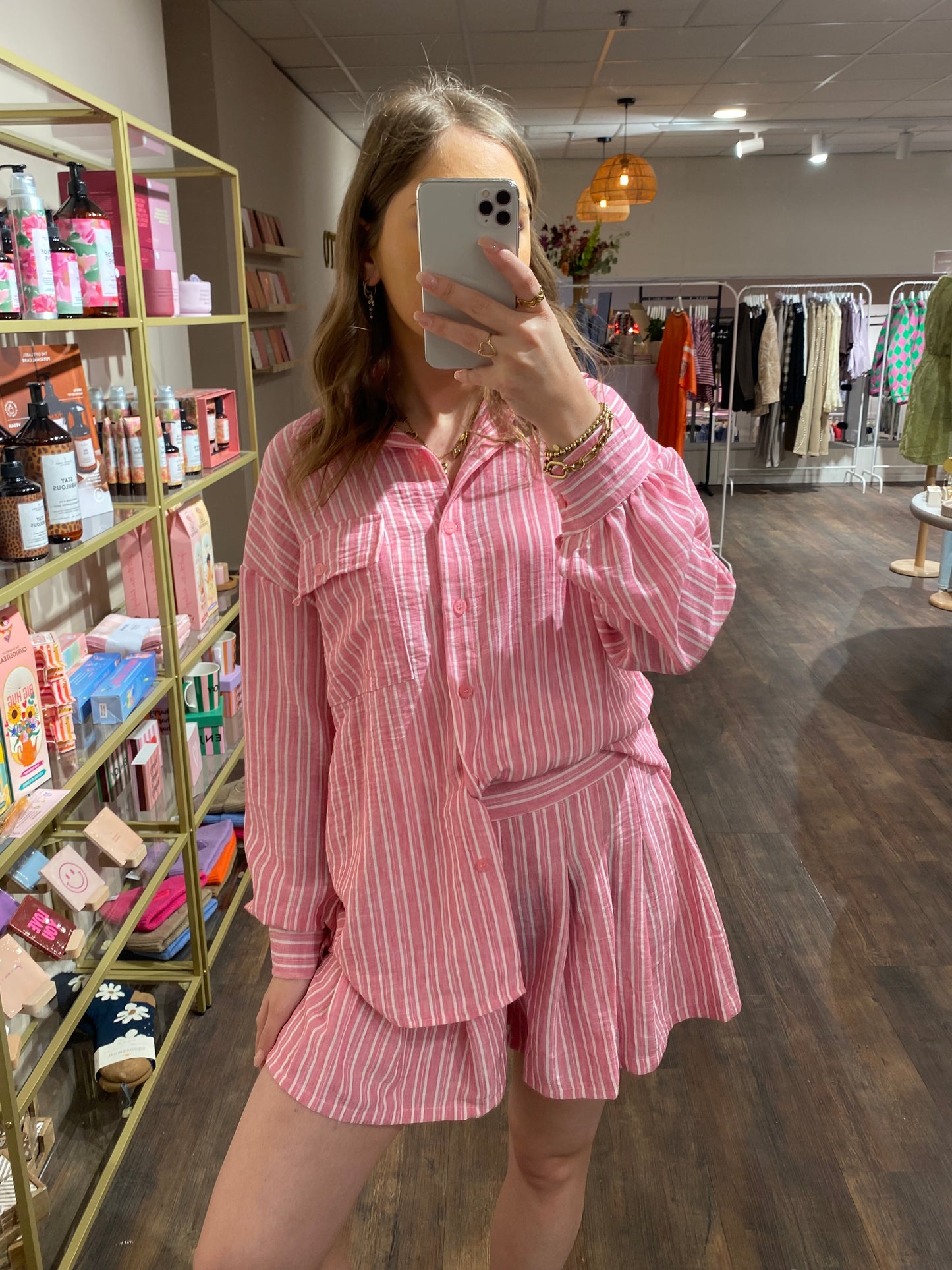 Roze wit gestreepte set met blouse en short.