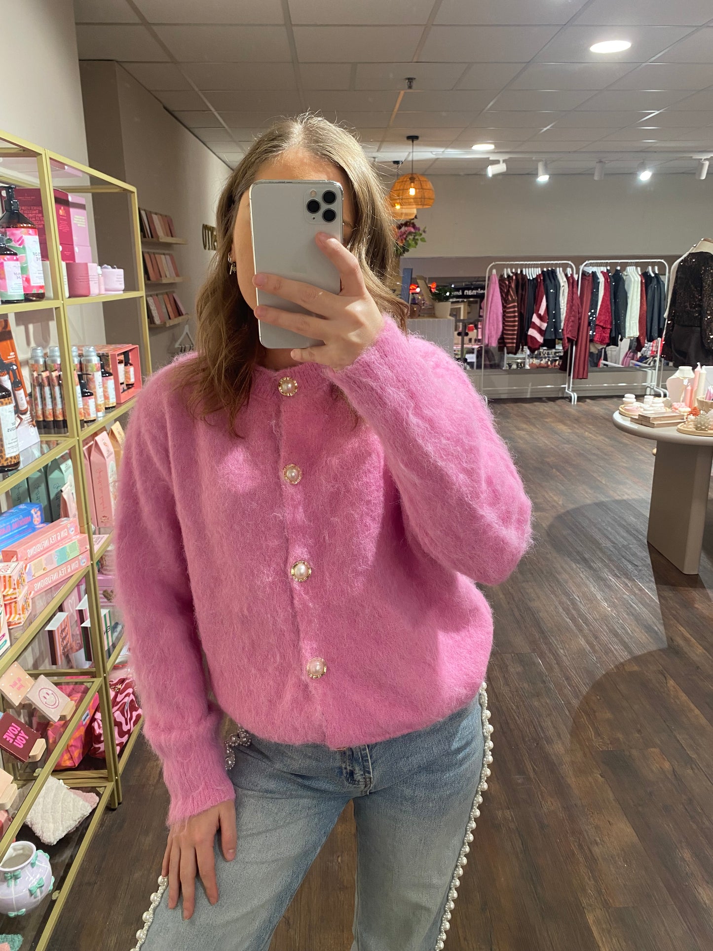 Roze zacht vestje met parelknopen voor dames.