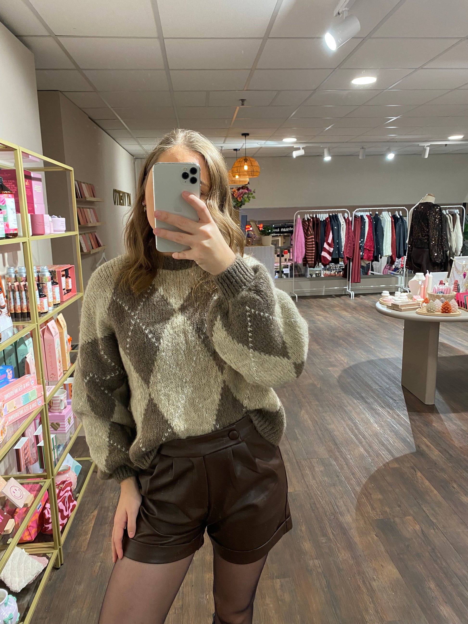 Dames trui met ruitpatroon aan de voorkant en effen achterkant.