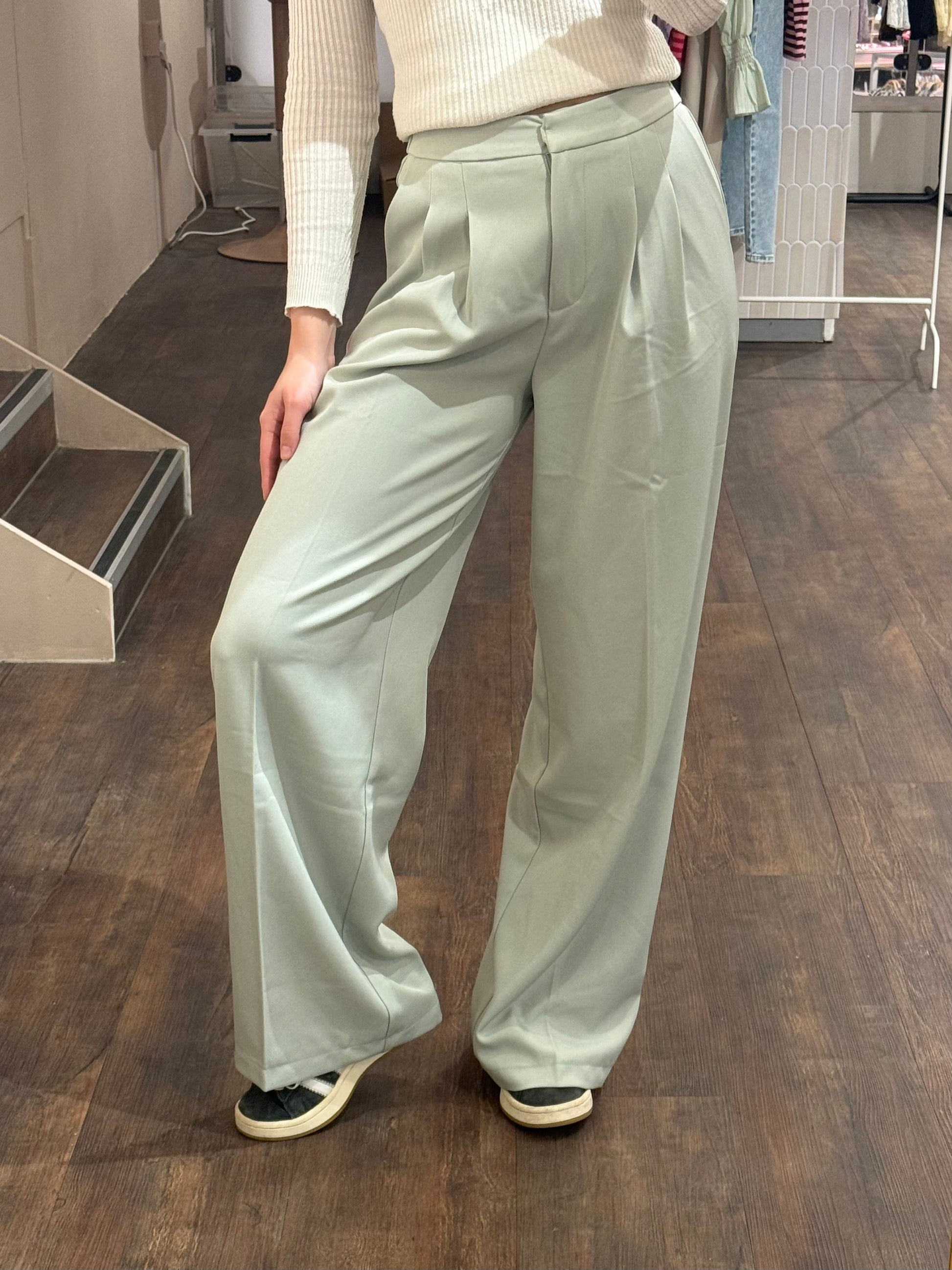 Sage groene wide leg pantalon met elastiek.