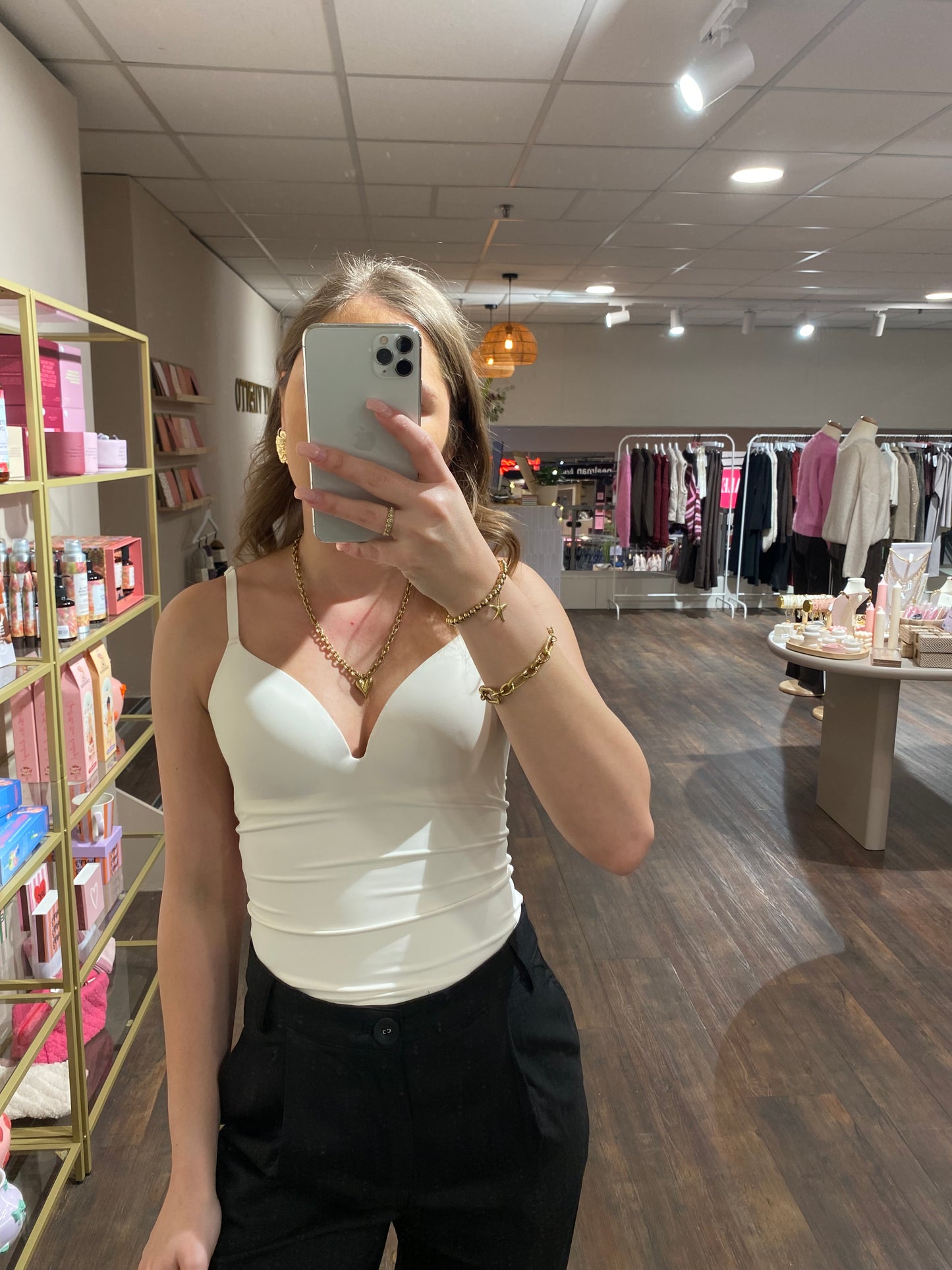 Comfortabele shaping body met drukknoopjes aan de onderkant.