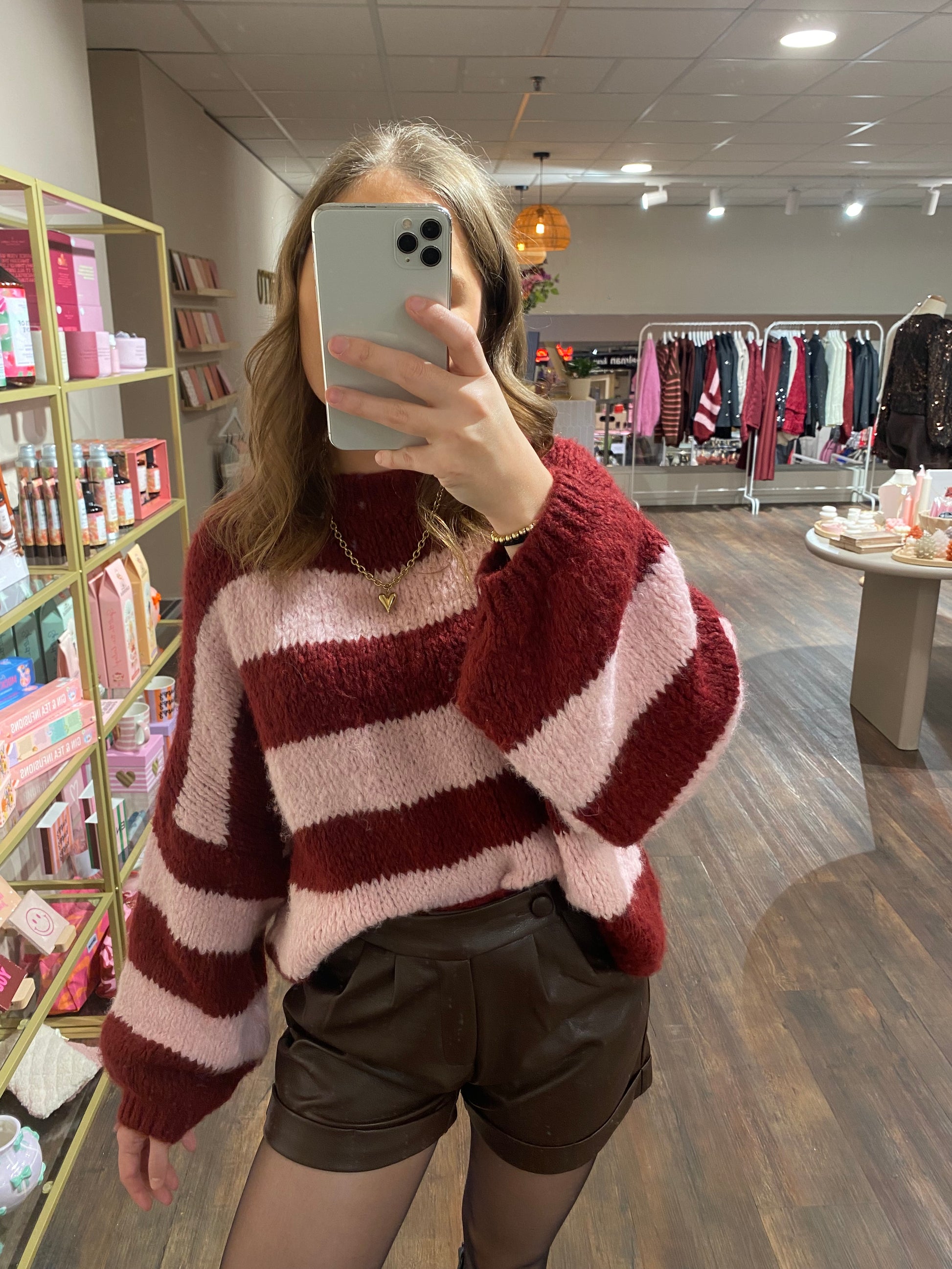 Bruine faux leather short voor dames, chic en veelzijdig.