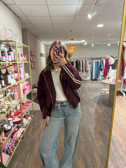 Sportief en chic bordeaux jasje voor dames.  