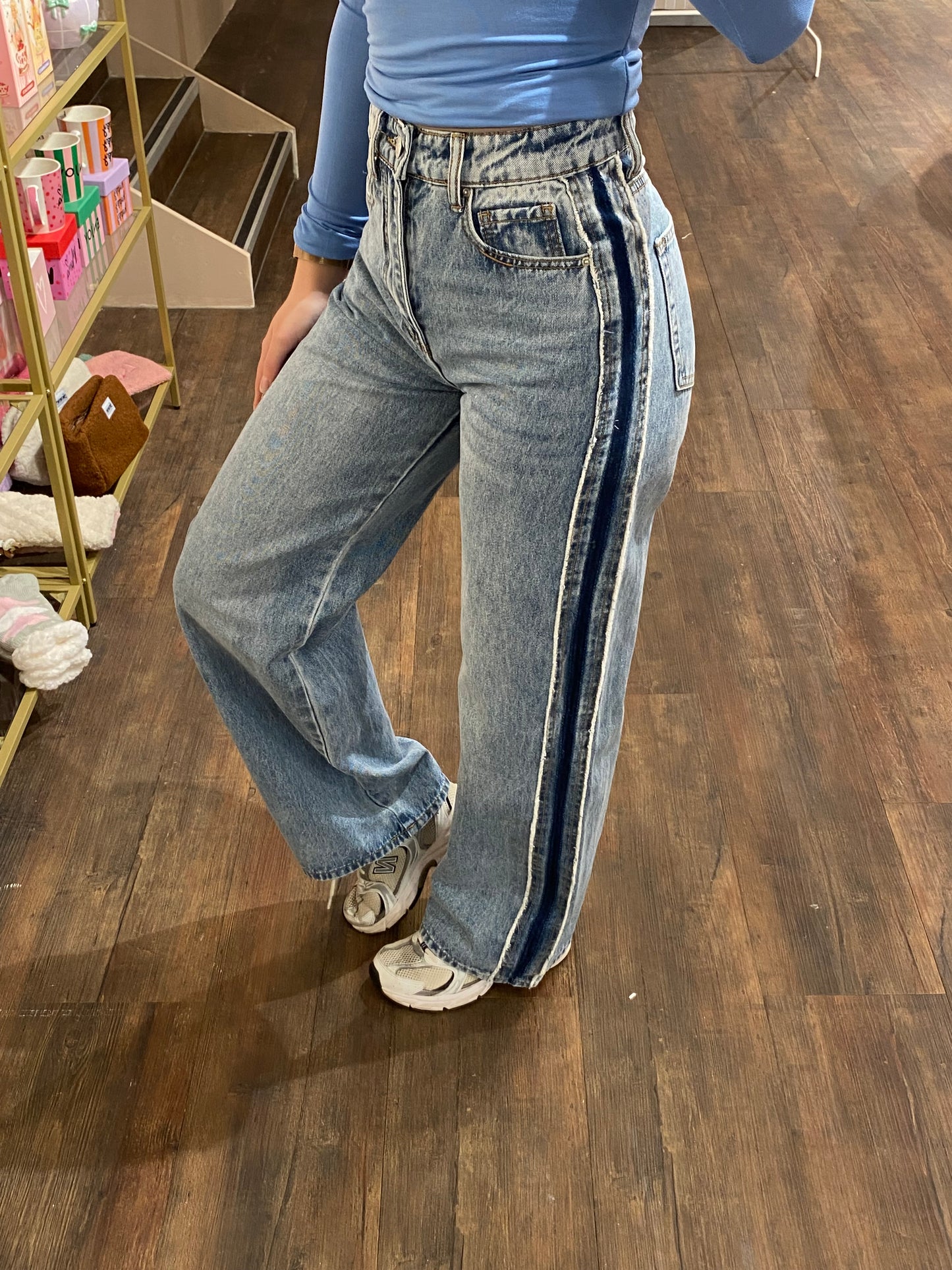 Trendy jeans met sportieve details.