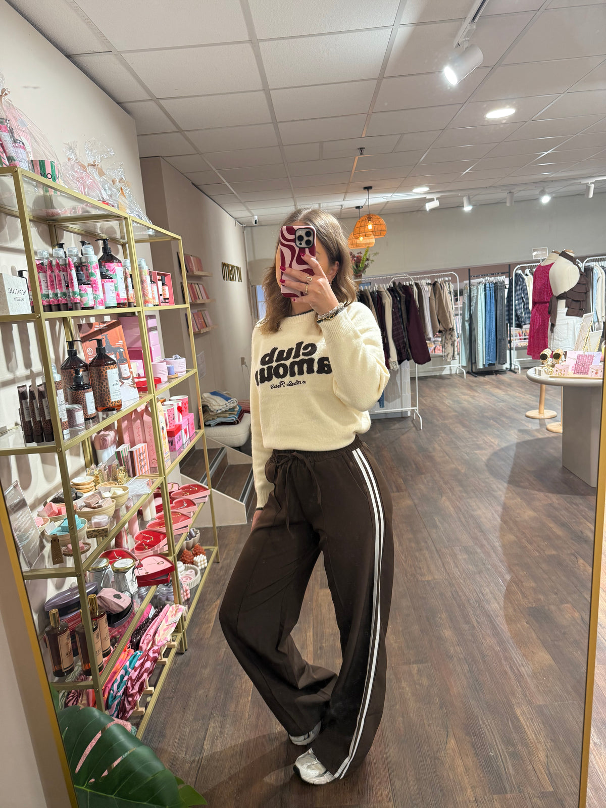 Bruine broek die sportief en chic te stylen is.  