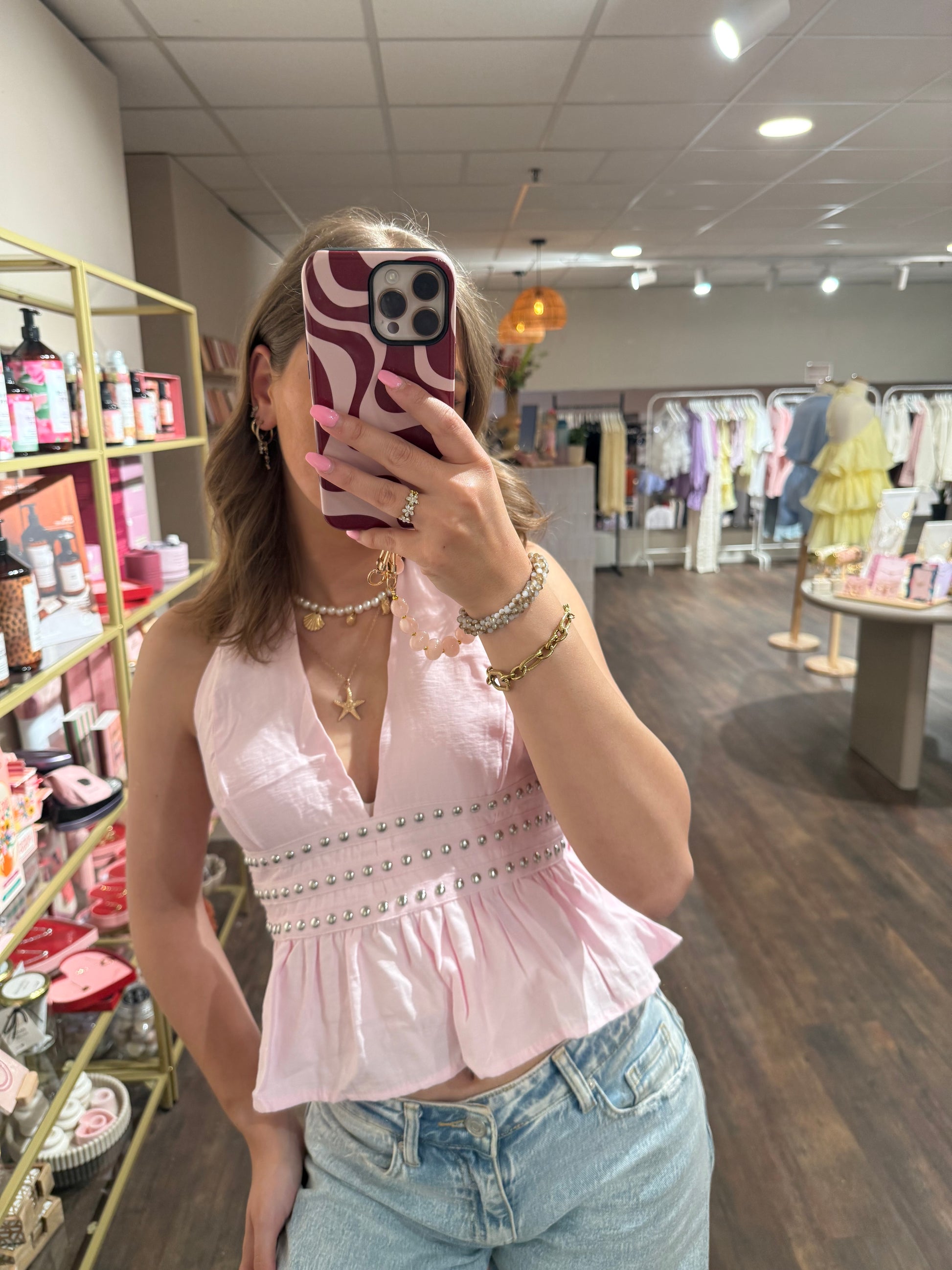 Stoere en vrouwelijke roze top voor de zomer