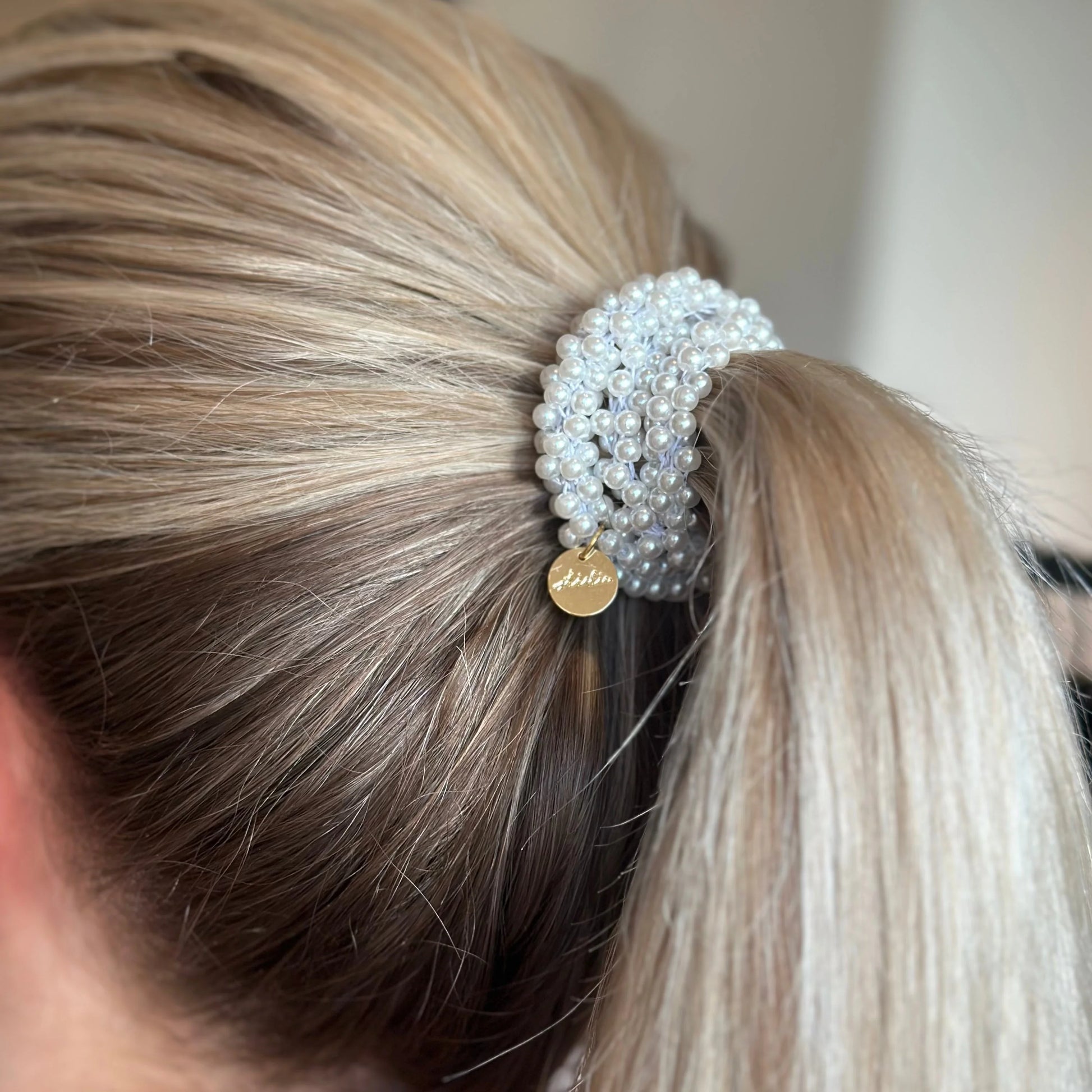 Stiekie White Pearl parel haarelastiek en armband 
